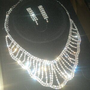 SPARKLING RHINESTONE  GLAMOROUS  CHOKER STYLE NECKLACE